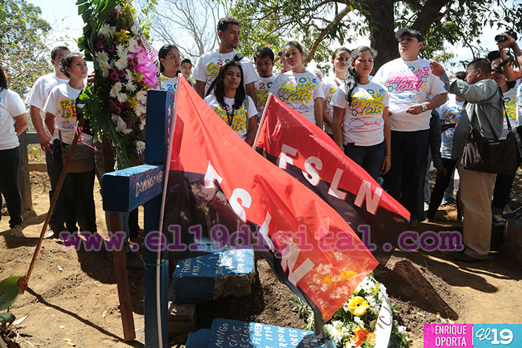 Juventud Sandinista deposita ofrenda florales en tumbas de los h&eacute;roes de la Insurrecci&oacute;n de Monimb&oacute;